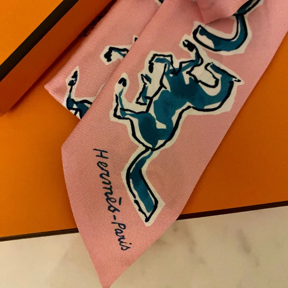 Hermès—Pink & Blue Horse Print Twilly - Picture 4 of 8